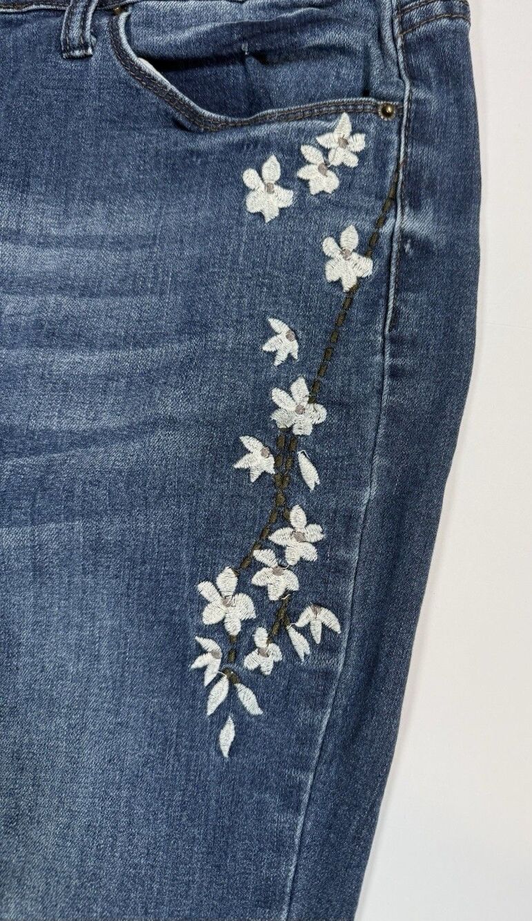 Angel Kiss Jeans Womens 15 Floral Embroidered Distressed Cropped Denim Boho - Picture 5 of 9